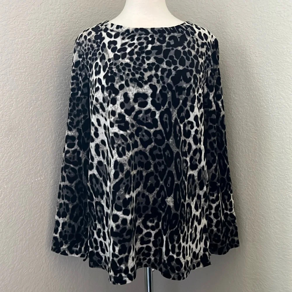 WHITE STAG black and white velvet leopard pullover